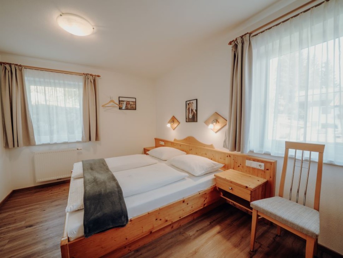 Geräumiges Schlafzimmer mit Doppelbett