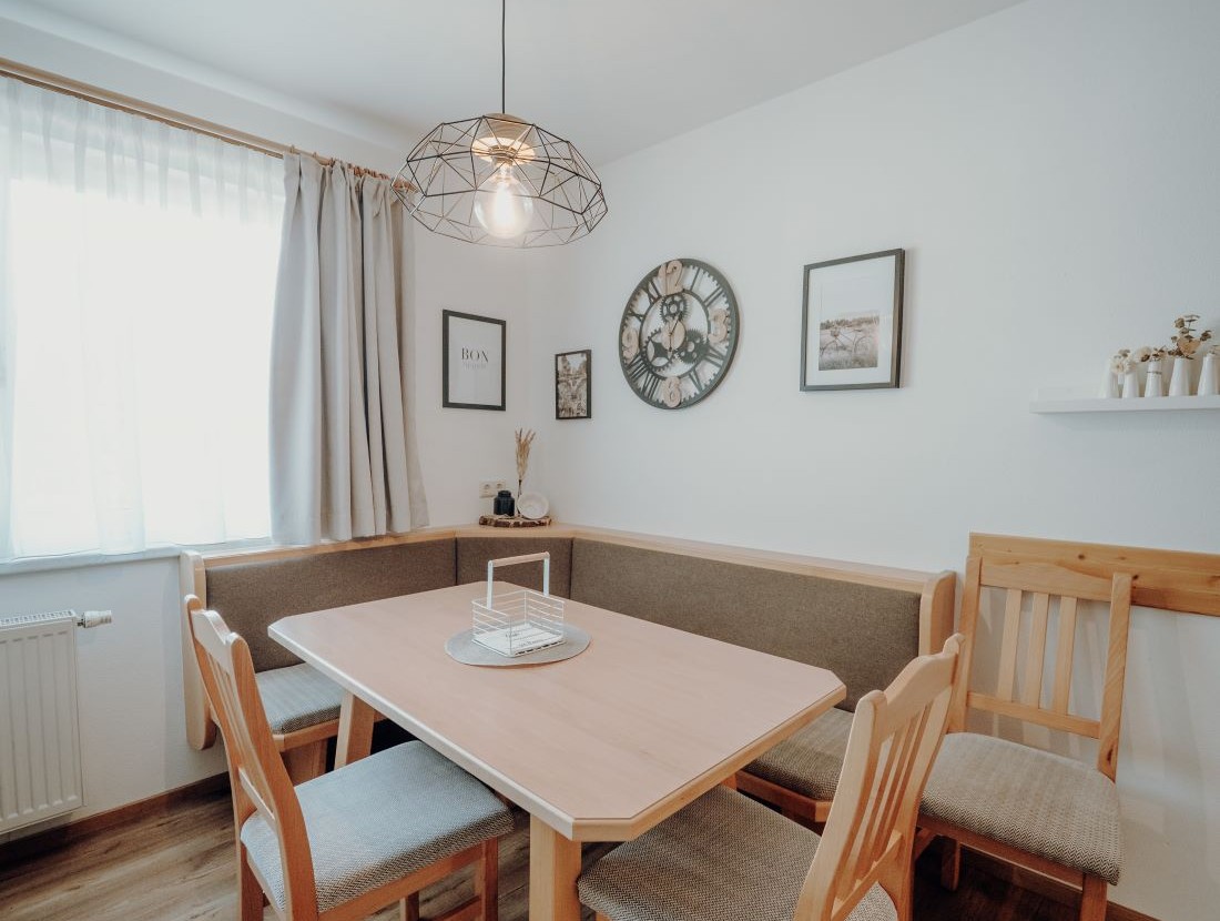 Esstisch im hellen Wohnbereich