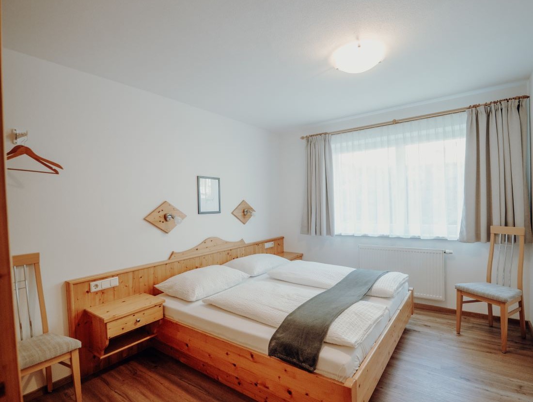 Geräumiges Schlafzimmer mit Doppelbett