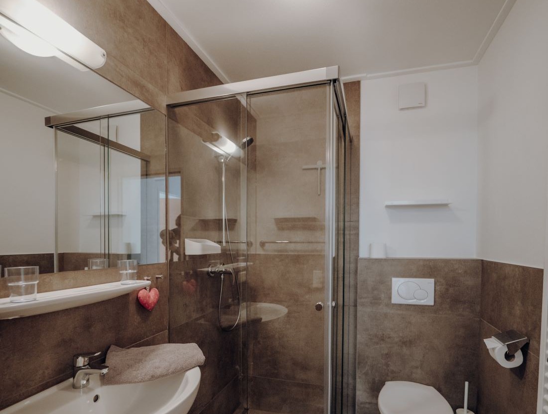 Badezimmer mit Dusche und WC