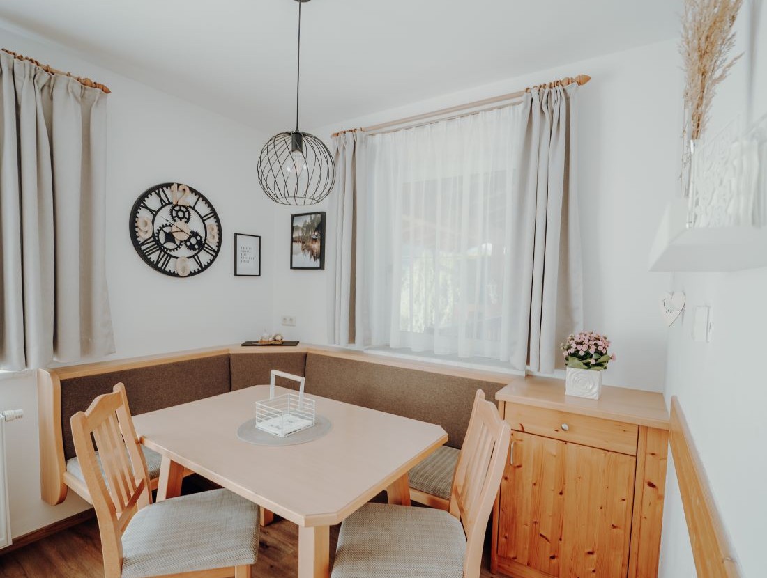 Gemütlicher Esstisch im Wohnraum