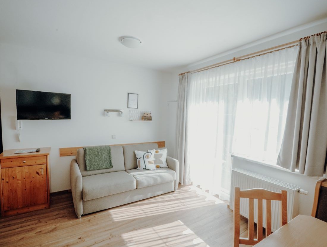 Heller und geräumiger Wohnschlafraum mit ausziehbarer Doppelcouch