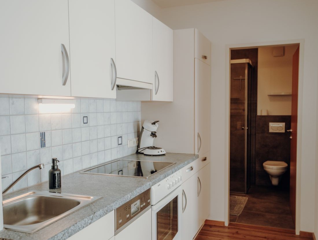 Küchenzeile mit hochwertigen Elektrogeräten