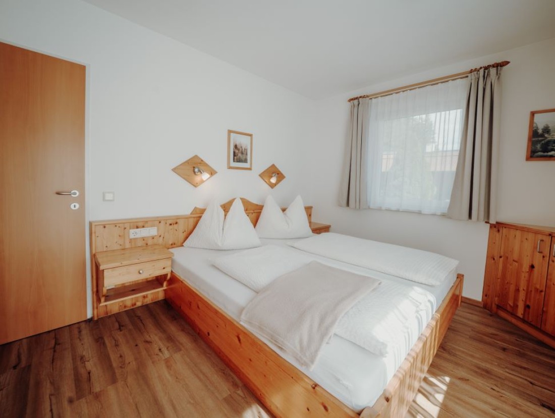 Schlafzimmer mit Doppelbett