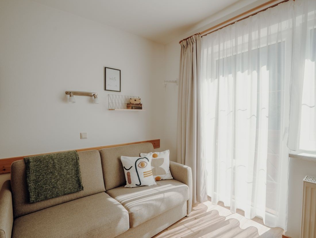 Heller und freundlicher Wohnschlafraum mit Flat-TV und Balkon