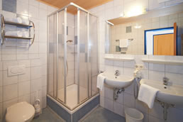 Helles, modernes Badezimmer mit Doppelwaschbecken